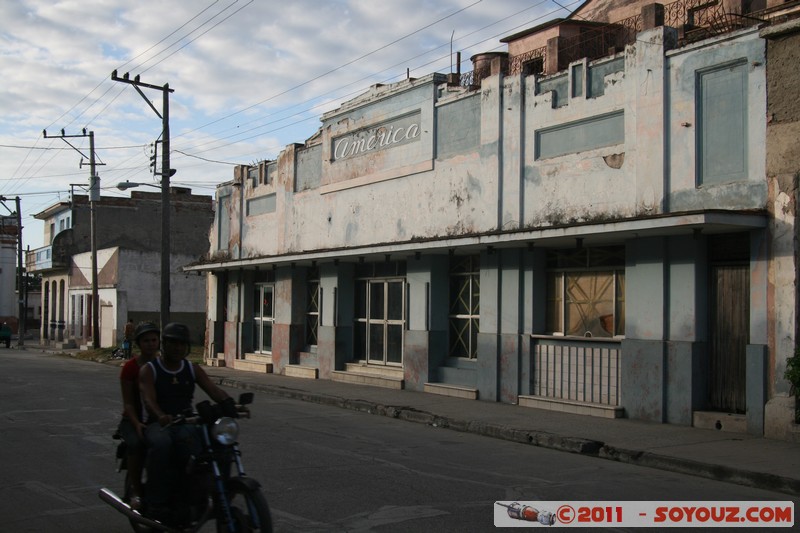 Camaguey - Calle General Gomez - Cine America
Mots-clés: CamagÃ¼ey CUB Cuba geo:lat=21.38311999 geo:lon=-77.92226254 geotagged patrimoine unesco Moto