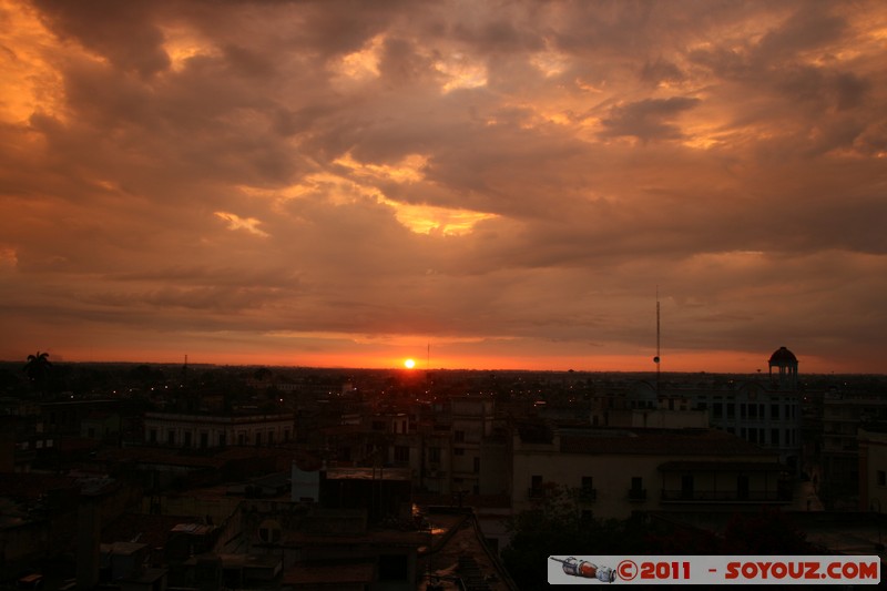 Camaguey - Puesta de sol desde el Gran Hotel
Mots-clés: CamagÃ¼ey CUB Cuba geo:lat=21.38177962 geo:lon=-77.91745841 geotagged patrimoine unesco sunset Nuages