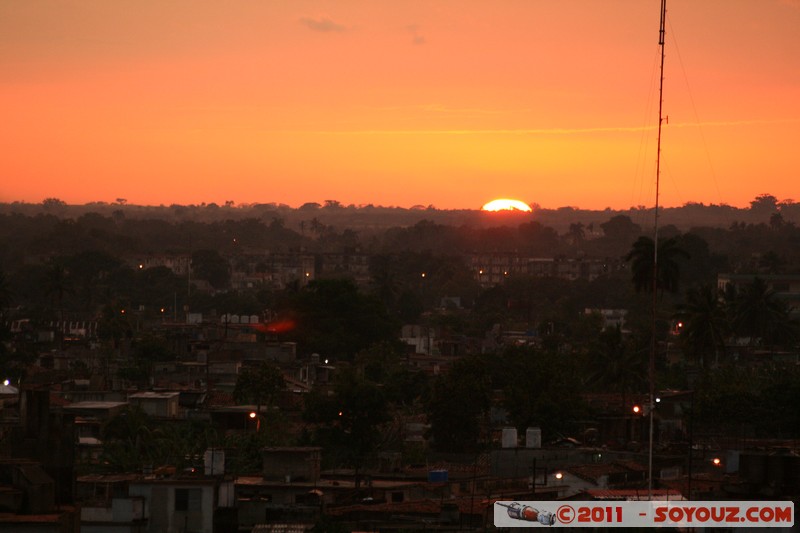 Camaguey - Puesta de sol desde el Gran Hotel
Mots-clés: CamagÃ¼ey CUB Cuba geo:lat=21.38177962 geo:lon=-77.91745841 geotagged patrimoine unesco sunset