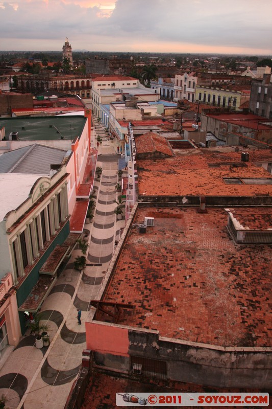Camaguey - Puesta de sol desde el Gran Hotel
Mots-clés: CamagÃ¼ey CUB Cuba geo:lat=21.38177962 geo:lon=-77.91745841 geotagged patrimoine unesco sunset