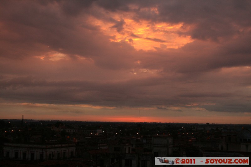 Camaguey - Puesta de sol desde el Gran Hotel
Mots-clés: CamagÃ¼ey CUB Cuba geo:lat=21.38177962 geo:lon=-77.91745841 geotagged patrimoine unesco sunset Nuages