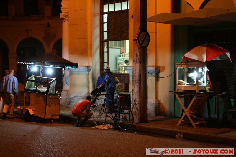 Camaguey de noche - Avenida Republica
Mots-clés: CamagÃ¼ey CUB Cuba geo:lat=21.38296847 geo:lon=-77.91667789 geotagged patrimoine unesco Nuit Marche personnes