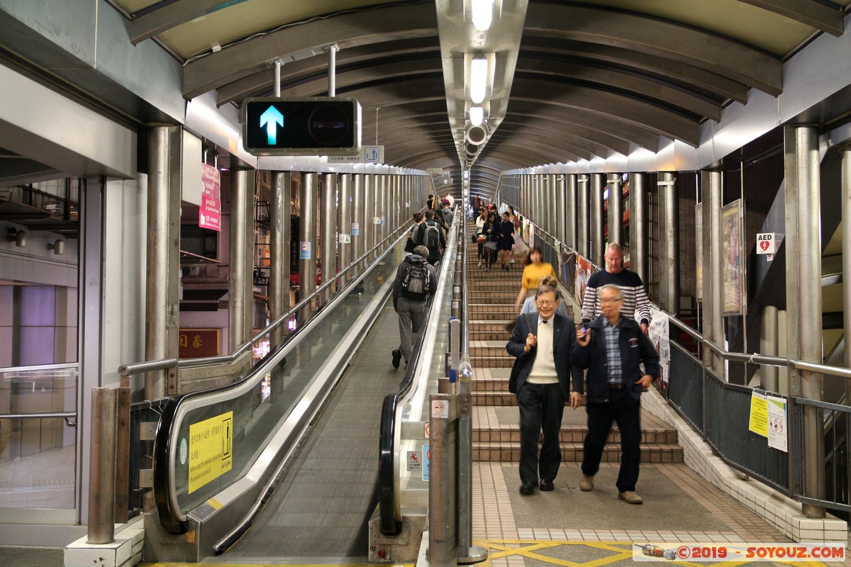 Hong Kong by night - Central-Mid-Levels escalators
Mots-clés: Central Central and Western geo:lat=22.28305633 geo:lon=114.15499333 geotagged HKG Hong Kong Nuit Central-Mid-Levels escalators Escalier