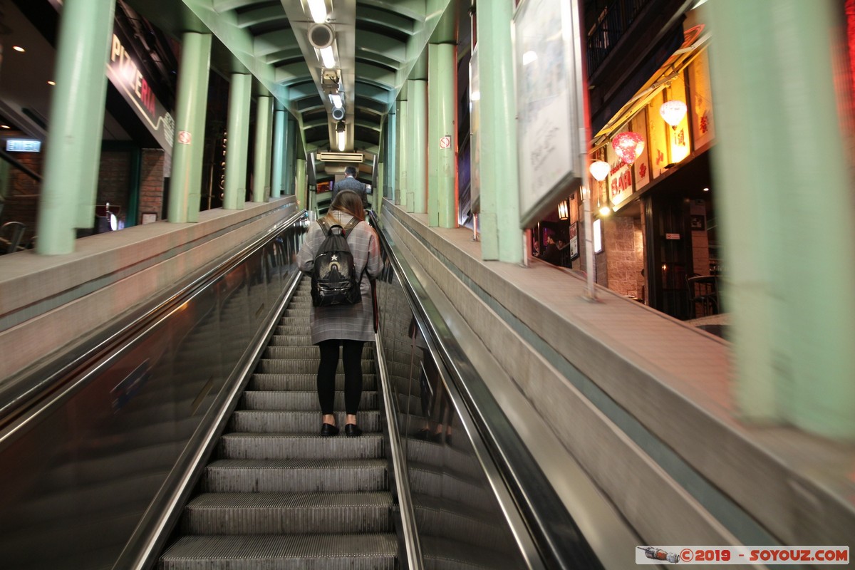 Hong Kong by night - Central-Mid-Levels escalators
Mots-clés: Central and Western Central District geo:lat=22.28165424 geo:lon=114.15301409 geotagged HKG Hong Kong Nuit Central-Mid-Levels escalators Escalier