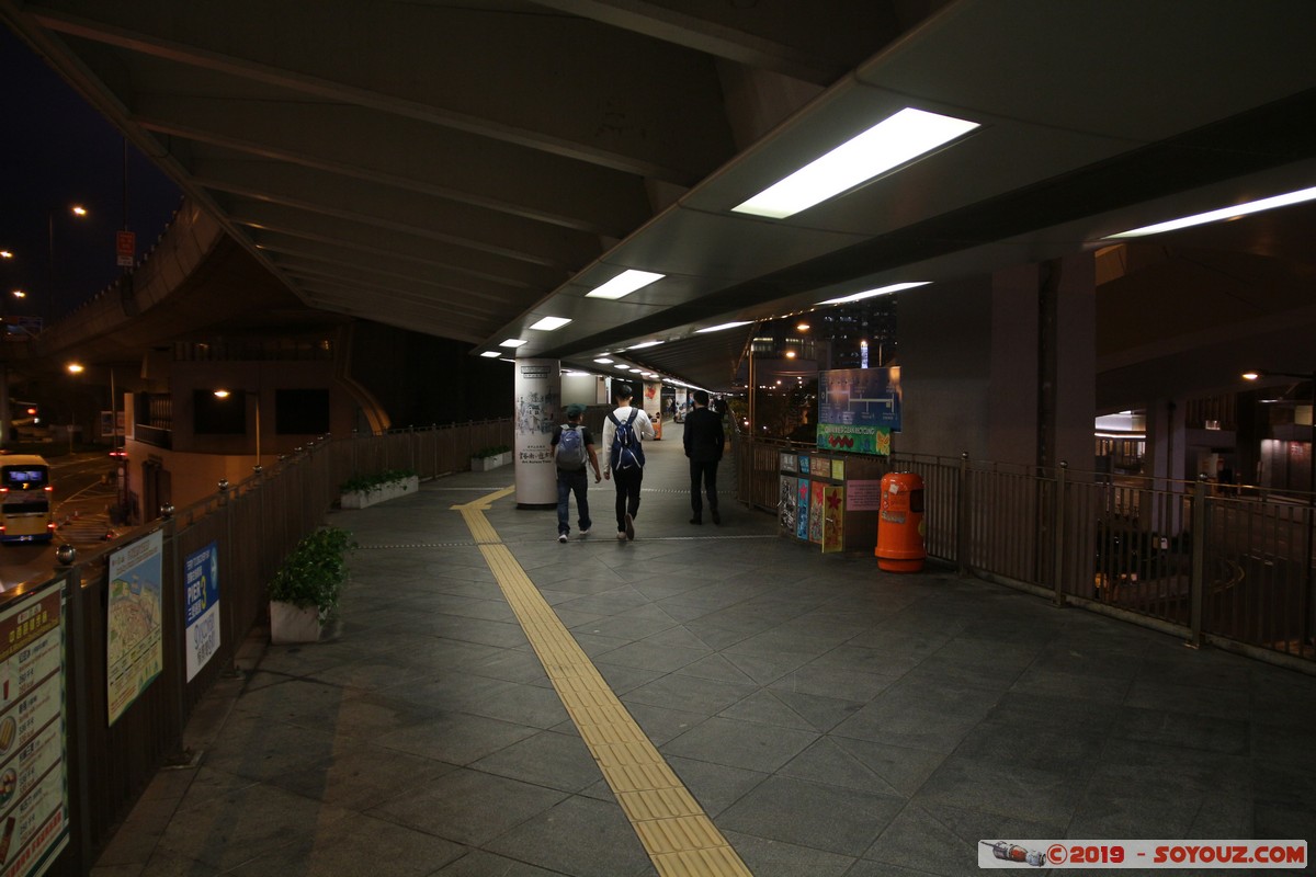 Hong Kong by night - pedestrian walkways
Mots-clés: Central and Western Central District geo:lat=22.28719365 geo:lon=114.15392686 geotagged HKG Hong Kong Nuit Ferry Pier Terminal pedestrian walkways