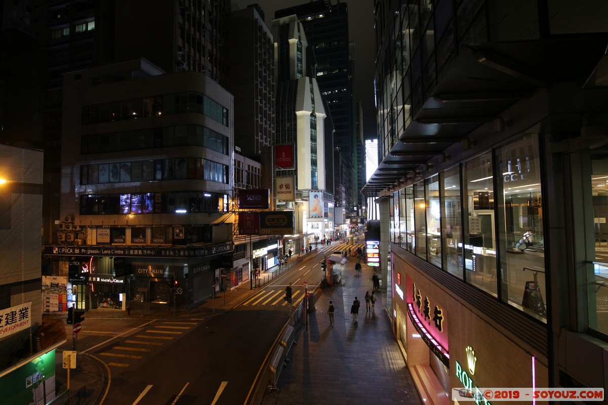 Hong Kong by night - Queen's Road Central
Mots-clés: Central Central and Western geo:lat=22.28408636 geo:lon=114.15611554 geotagged HKG Hong Kong Nuit Queen's Road Central skyscraper