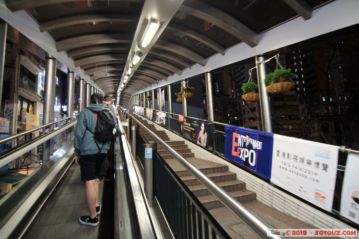 Hong Kong by night - Central-Mid-Levels escalators
Mots-clés: Central and Western Central District geo:lat=22.28319627 geo:lon=114.15437343 geotagged HKG Hong Kong Nuit Central-Mid-Levels escalators Escalier