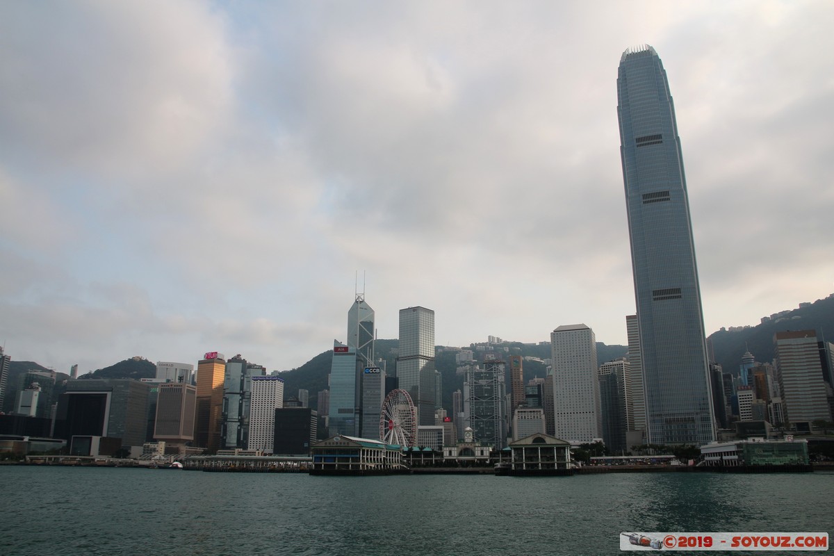 Hong Kong - Victoria Harbour - Star Ferry Pier
Mots-clés: Central Central and Western geo:lat=22.28992500 geo:lon=114.16216667 geotagged HKG Hong Kong Victoria Harbour Star Ferry Pier Grande roue skyscraper Jardine House International Finance Centre