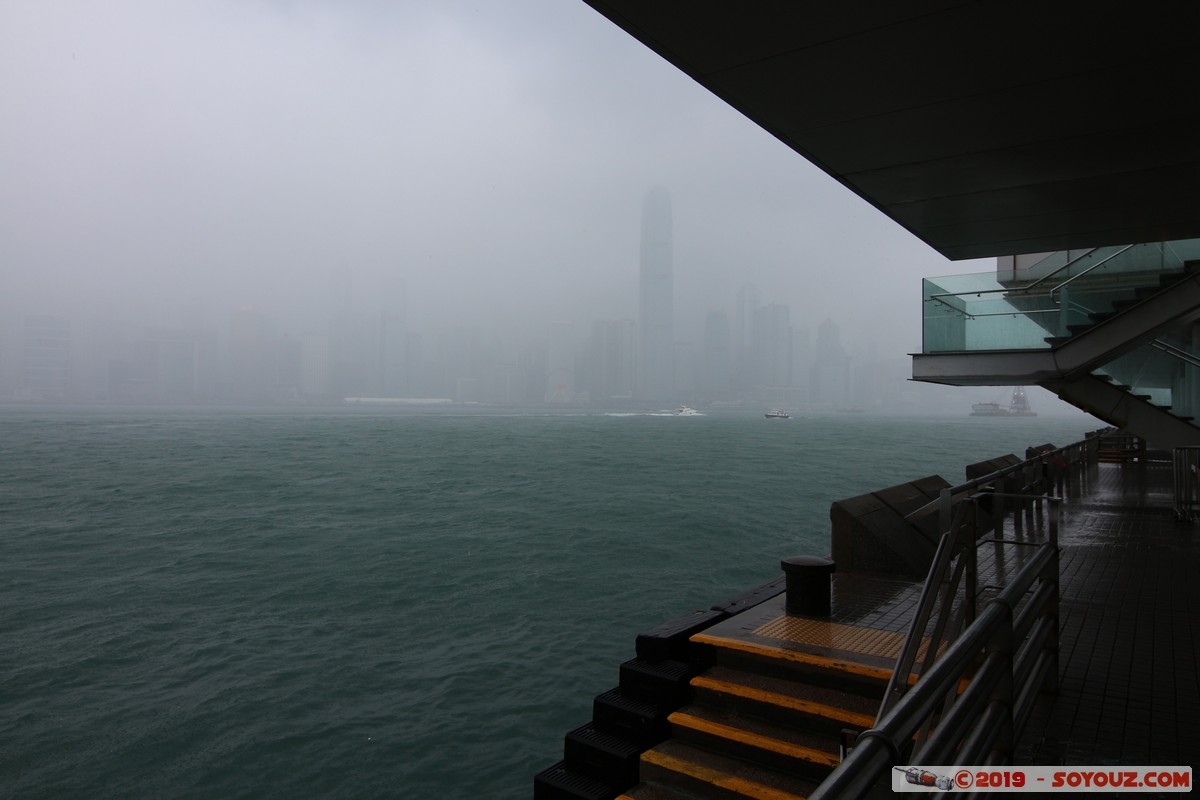 Hong Kong - Kowloon
Mots-clés: geo:lat=22.29299833 geo:lon=114.17043222 geotagged HKG Hong Kong Tsim Sha Tsui Yau Tsim Mong Victoria Harbour Mer bateau skyline skyscraper brume Kowloon City Kowloon