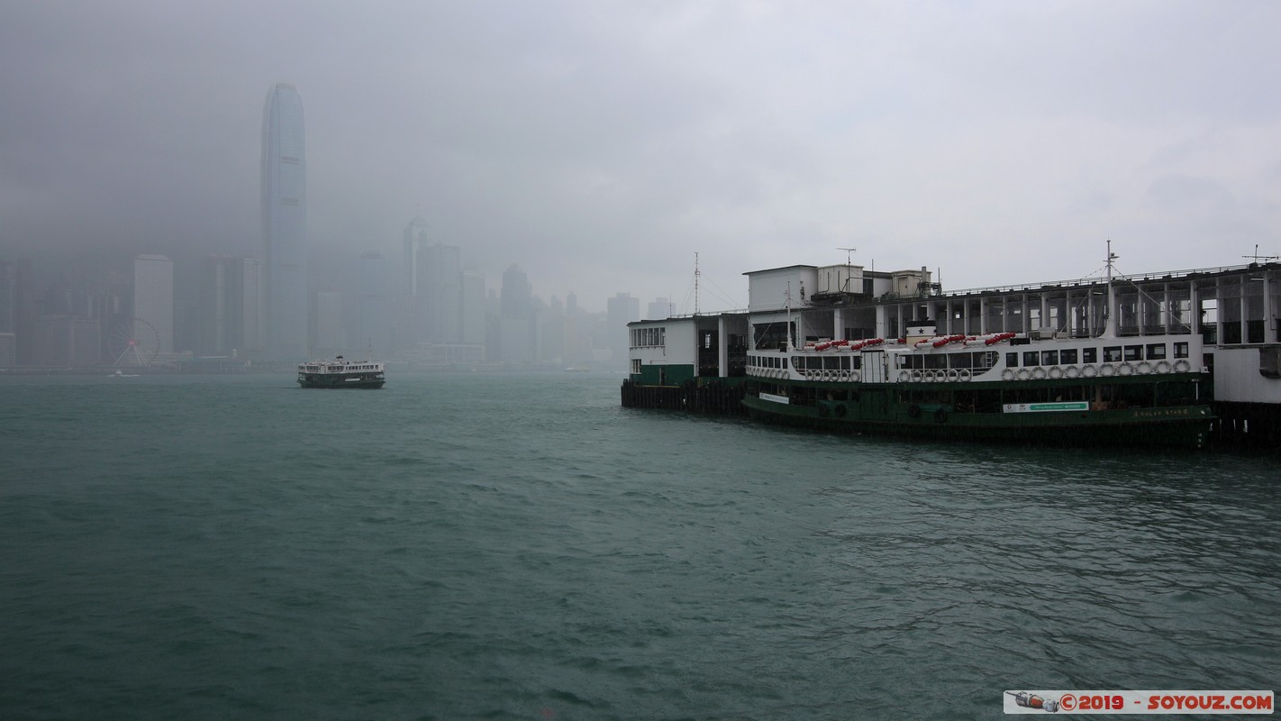 Hong Kong - Kowloon Star Ferry Pier
Mots-clés: geo:lat=22.29338667 geo:lon=114.16950917 geotagged HKG Hong Kong Tsim Sha Tsui Yau Tsim Mong Victoria Harbour Mer bateau skyline skyscraper brume Kowloon City Kowloon International Finance Centre Star Ferry Pier