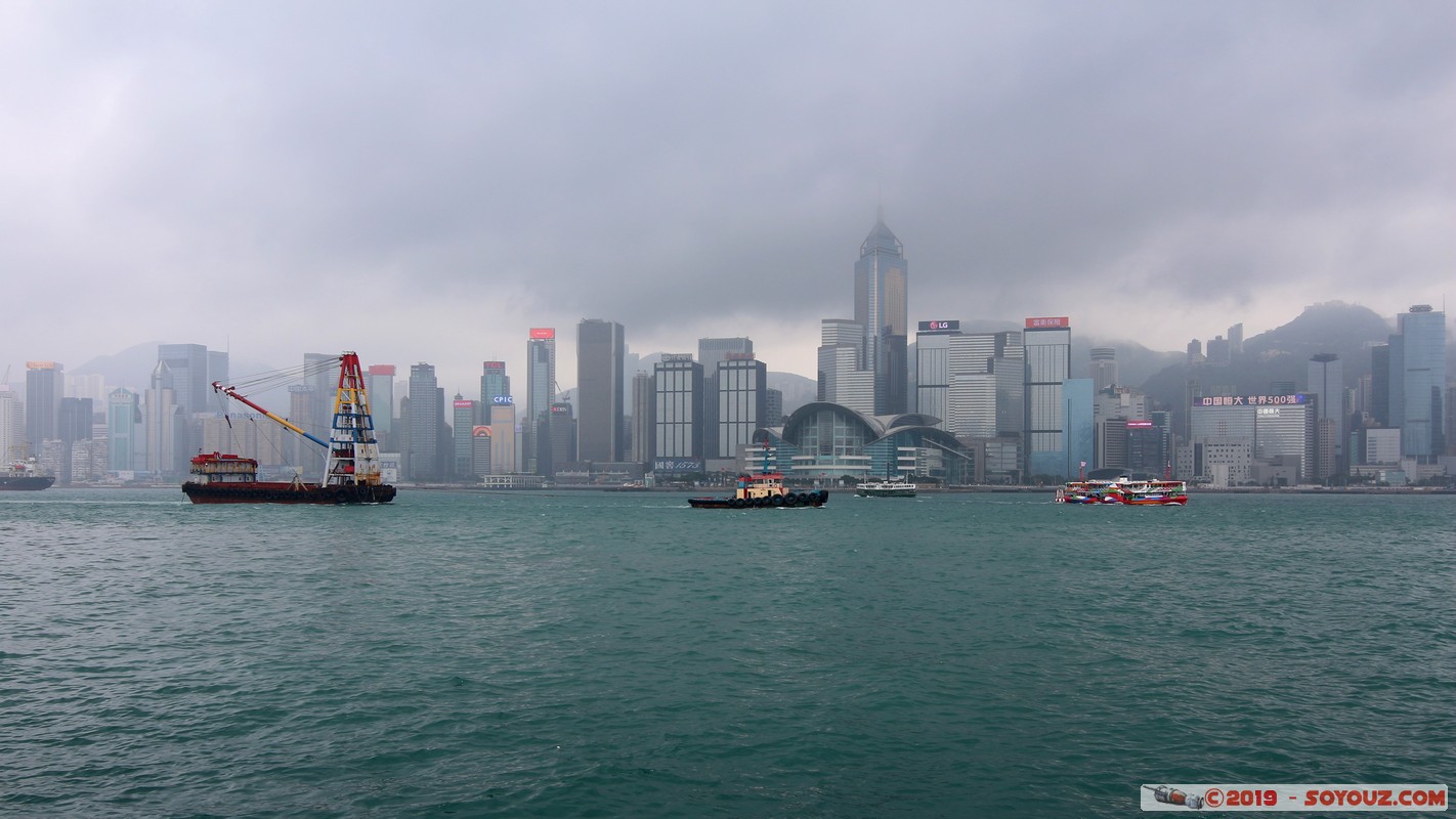 Hong Kong - View from Kowloon Public Pier
Mots-clés: geo:lat=22.29305333 geo:lon=114.17033167 geotagged HKG Hong Kong Tsim Sha Tsui Yau Tsim Mong Victoria Harbour Mer bateau skyline skyscraper brume Kowloon City Kowloon