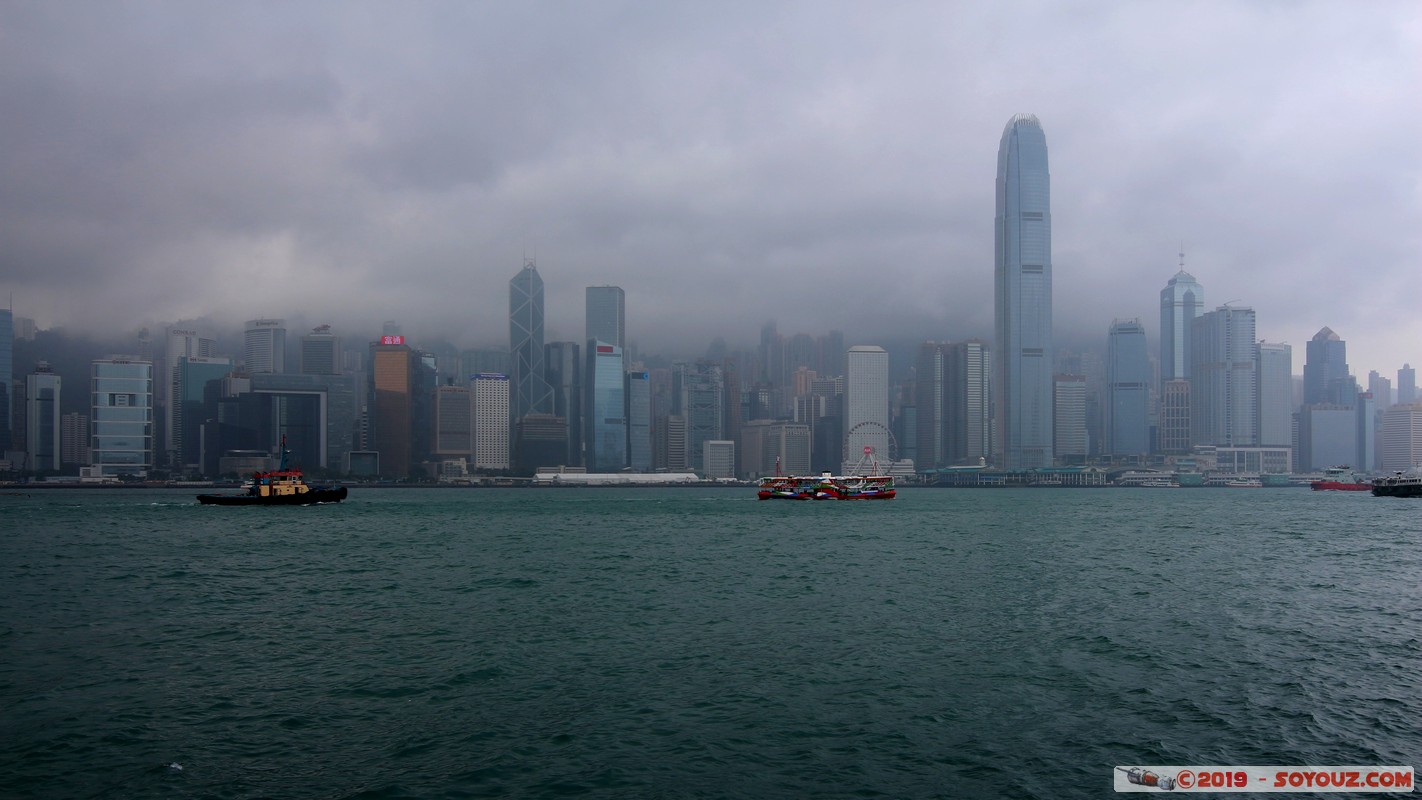 Hong Kong - View from Kowloon Public Pier
Mots-clés: geo:lat=22.29304012 geo:lon=114.17050417 geotagged HKG Hong Kong Tsim Sha Tsui Yau Tsim Mong Victoria Harbour Mer bateau skyline skyscraper brume Kowloon City Kowloon International Finance Centre