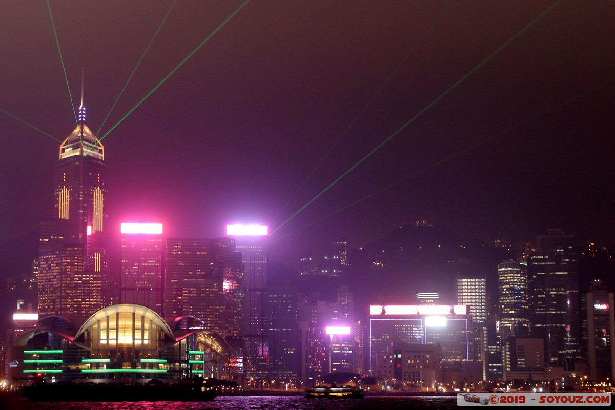 Hong Kong by night - Kowloon - A Symphony of Lights
Mots-clés: geo:lat=22.29322222 geo:lon=114.17242504 geotagged HKG Hong Kong Tsim Sha Tsui Yau Tsim Mong Kowloon Public Pier A Symphony of Lights skyline skyscraper Nuit Victoria Harbour