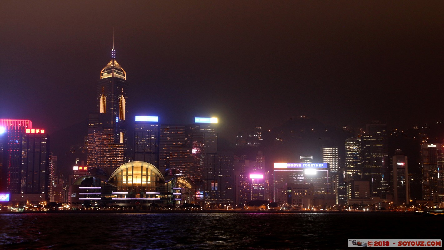 Hong Kong by night - Kowloon - A Symphony of Lights
Mots-clés: geo:lat=22.29322222 geo:lon=114.17242504 geotagged HKG Hong Kong Tsim Sha Tsui Yau Tsim Mong Kowloon Public Pier A Symphony of Lights skyline skyscraper Nuit Victoria Harbour