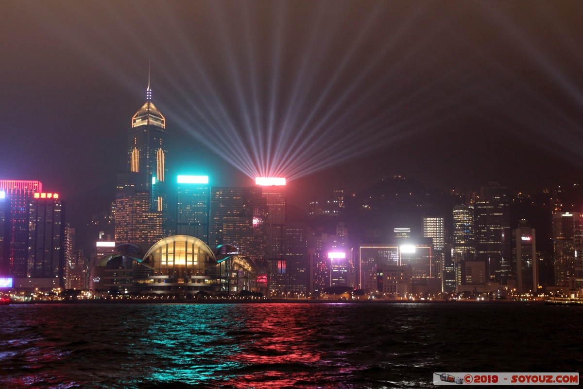 Hong Kong by night - Kowloon - A Symphony of Lights
Mots-clés: geo:lat=22.29322222 geo:lon=114.17242504 geotagged HKG Hong Kong Tsim Sha Tsui Yau Tsim Mong Kowloon Public Pier A Symphony of Lights skyline skyscraper Nuit Victoria Harbour