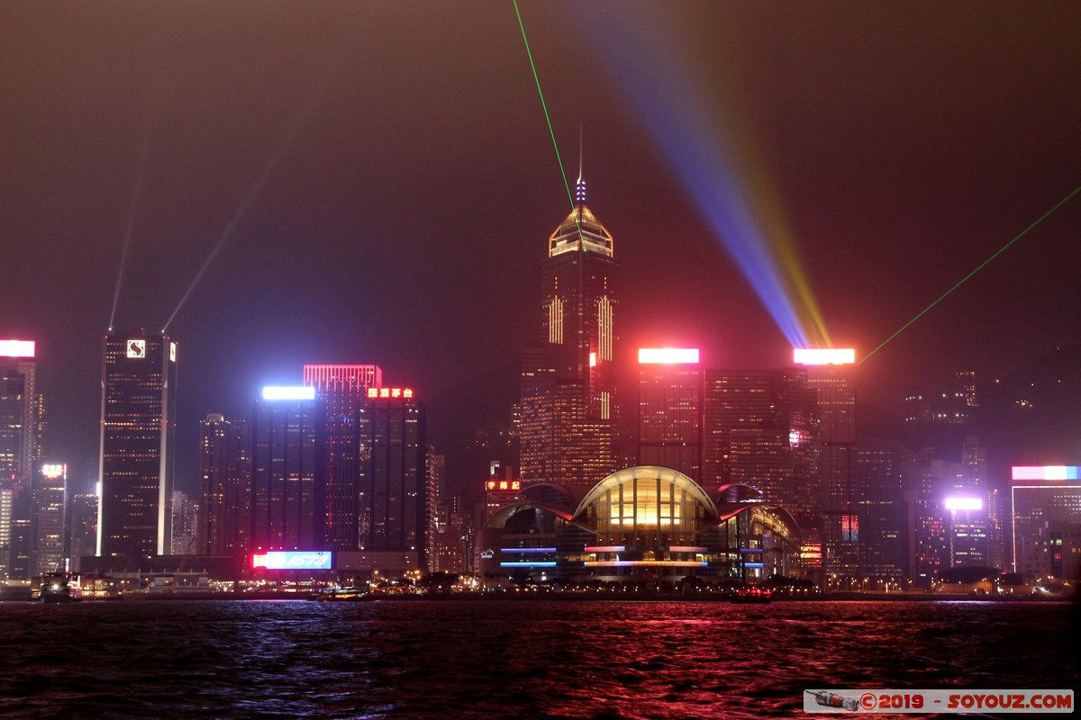 Hong Kong by night - Kowloon - A Symphony of Lights
Mots-clés: geo:lat=22.29322222 geo:lon=114.17242504 geotagged HKG Hong Kong Tsim Sha Tsui Yau Tsim Mong Kowloon Public Pier A Symphony of Lights skyline skyscraper Nuit Victoria Harbour