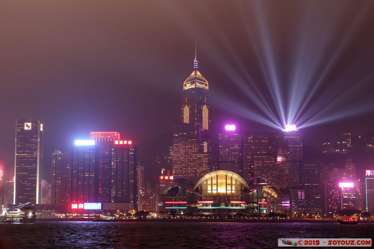 Hong Kong by night - Kowloon - A Symphony of Lights
Mots-clés: geo:lat=22.29322222 geo:lon=114.17242504 geotagged HKG Hong Kong Tsim Sha Tsui Yau Tsim Mong Kowloon Public Pier A Symphony of Lights skyline skyscraper Nuit Victoria Harbour