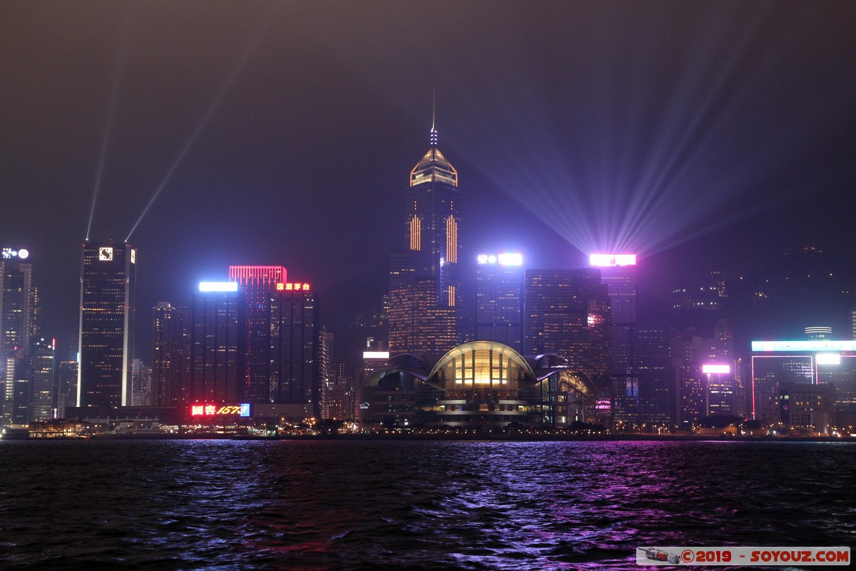 Hong Kong by night - Kowloon - A Symphony of Lights
Mots-clés: geo:lat=22.29322222 geo:lon=114.17242504 geotagged HKG Hong Kong Tsim Sha Tsui Yau Tsim Mong Kowloon Public Pier A Symphony of Lights skyline skyscraper Nuit Victoria Harbour