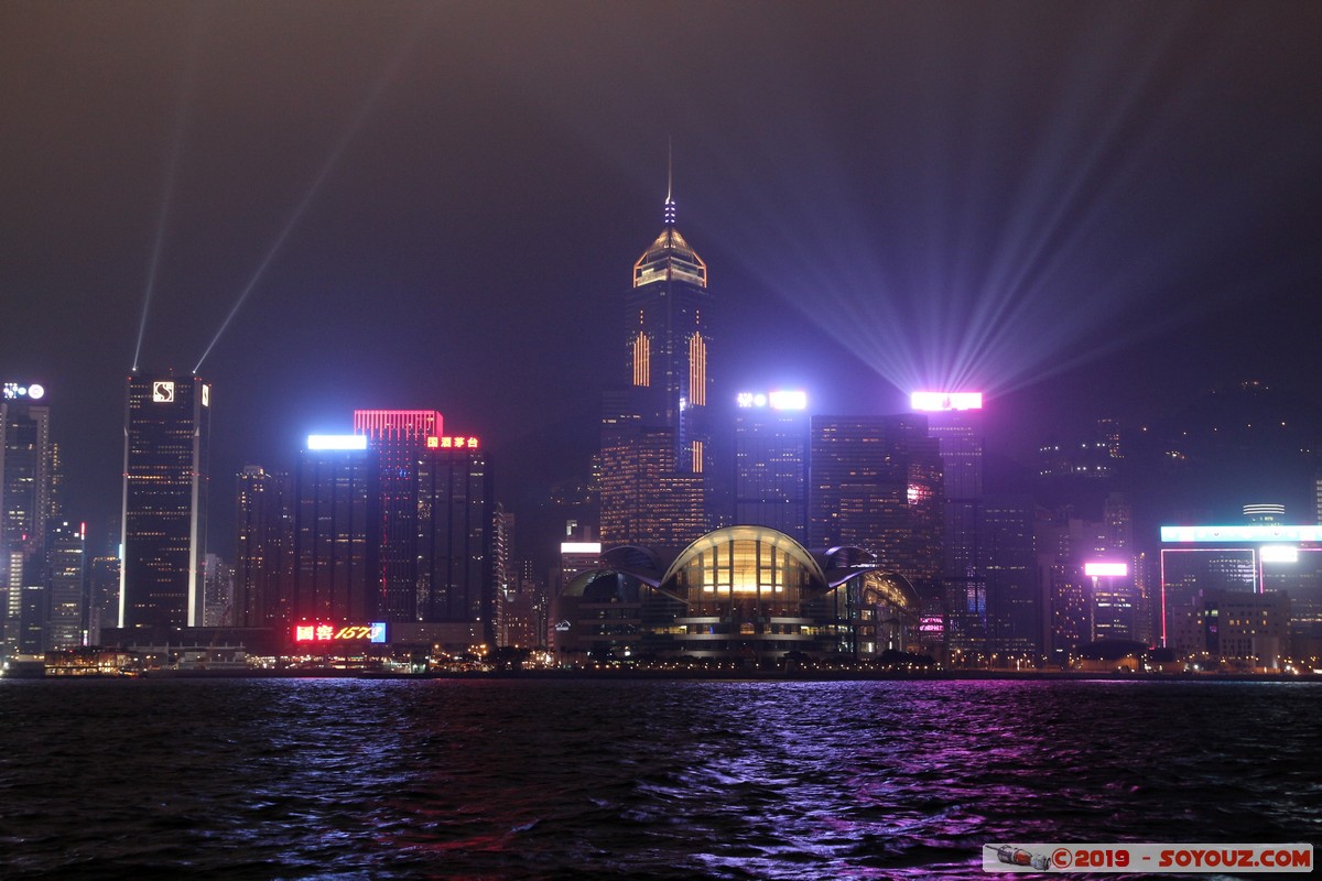 Hong Kong by night - Kowloon - A Symphony of Lights
Mots-clés: geo:lat=22.29322222 geo:lon=114.17242504 geotagged HKG Hong Kong Tsim Sha Tsui Yau Tsim Mong Kowloon Public Pier A Symphony of Lights skyline skyscraper Nuit Victoria Harbour