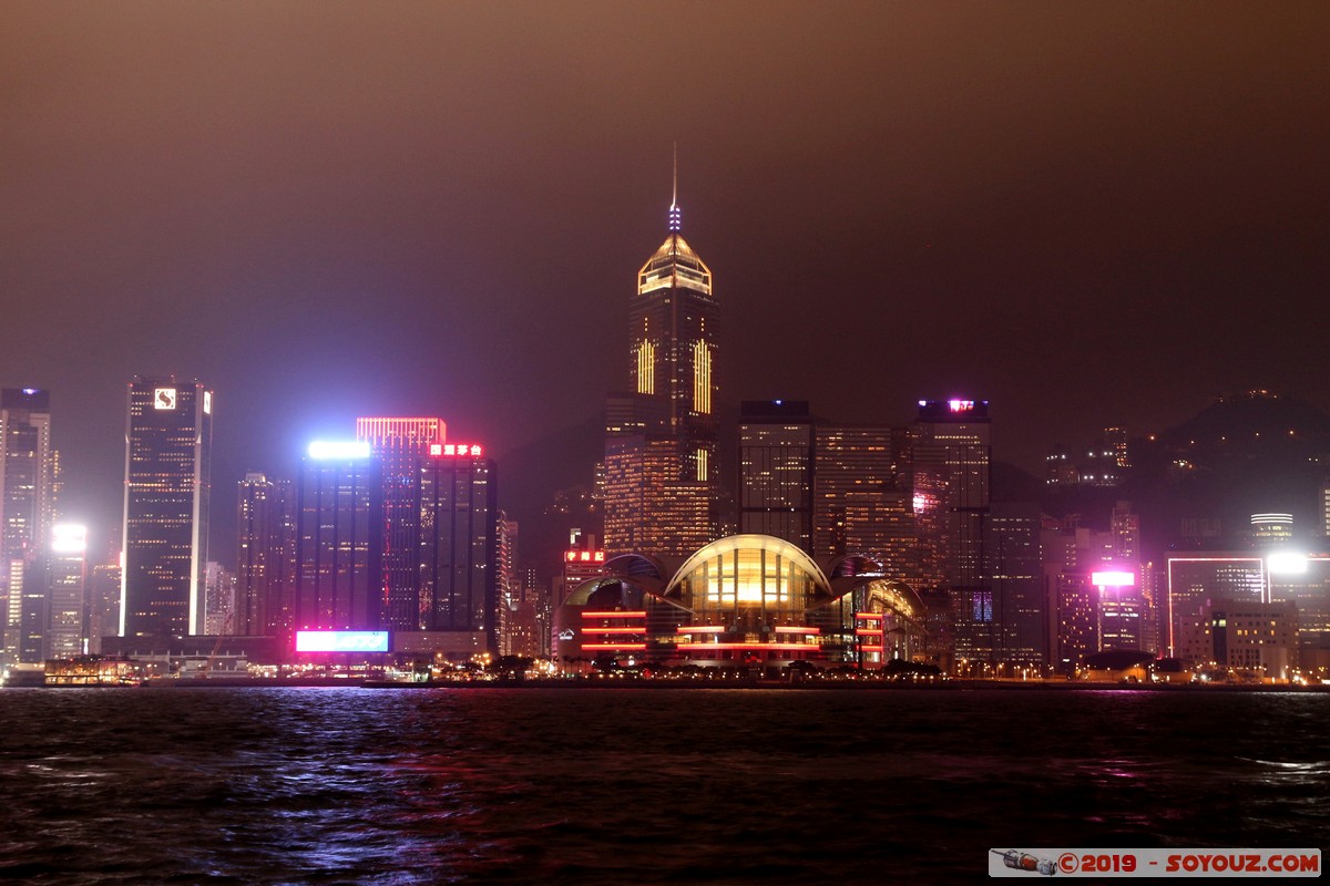 Hong Kong by night - Kowloon - A Symphony of Lights
Mots-clés: geo:lat=22.29322222 geo:lon=114.17242504 geotagged HKG Hong Kong Tsim Sha Tsui Yau Tsim Mong Kowloon Public Pier A Symphony of Lights skyline skyscraper Nuit Victoria Harbour