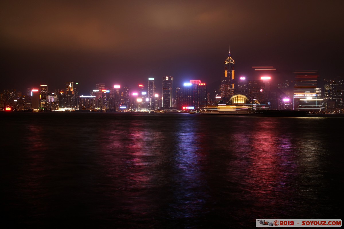 Hong Kong by night - Kowloon - A Symphony of Lights
Mots-clés: geo:lat=22.29322222 geo:lon=114.17242504 geotagged HKG Hong Kong Tsim Sha Tsui Yau Tsim Mong Kowloon Public Pier A Symphony of Lights skyline skyscraper Nuit Victoria Harbour