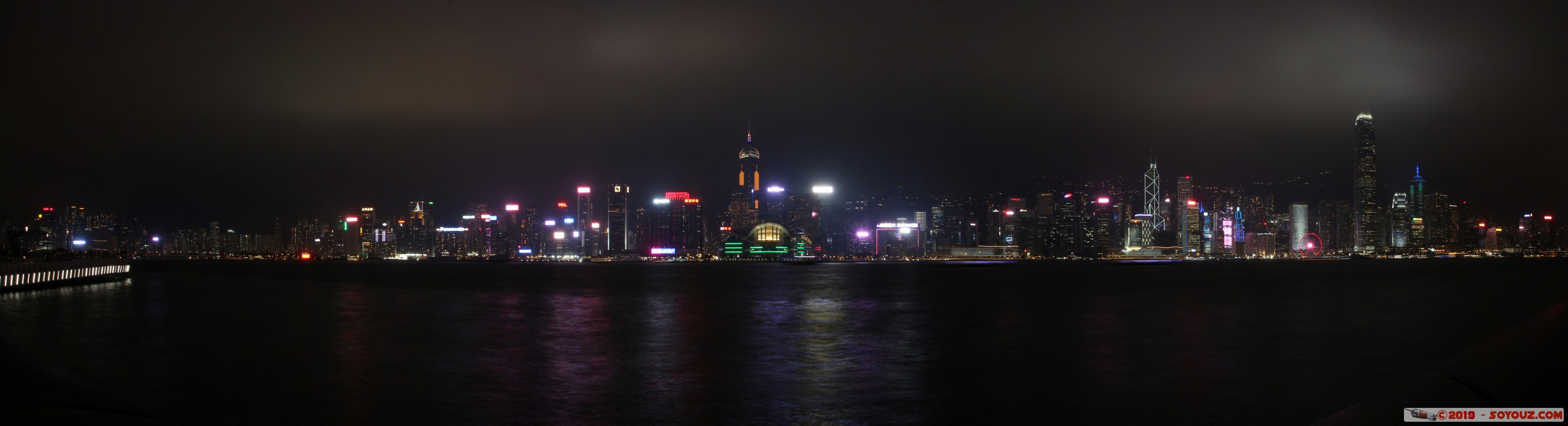 Hong Kong by night - Panorama from Kowloon
Mots-clés: geo:lat=22.29322222 geo:lon=114.17242504 geotagged HKG Hong Kong Tsim Sha Tsui Yau Tsim Mong Kowloon Public Pier skyline skyscraper Nuit panorama Jardine House International Commerce Centre Grande roue Victoria Harbour