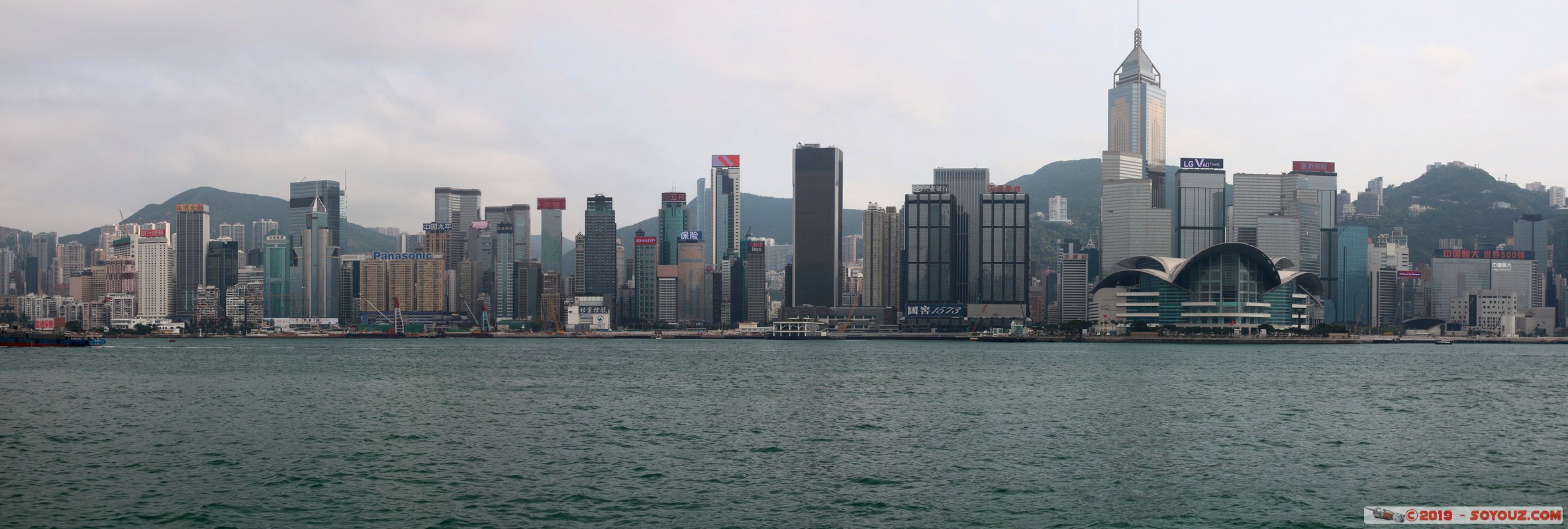 Hong Kong - Kowloon - Panorama from Avenue of stars
Mots-clés: geo:lat=22.29296000 geo:lon=114.17334333 geotagged HKG Hong Kong Kowloon City Tsimshatsui East Kowloon Yau Tsim Mong Tsim Sha Tsui panorama Victoria Harbour Avenue of stars skyscraper