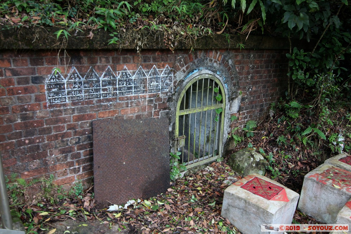 Hong Kong - Victoria Peak - Fresh Water Service Reservoir
Mots-clés: Central and Western geo:lat=22.27545551 geo:lon=114.14524897 geotagged HKG Hong Kong Sheung Wan Fresh Water Service Reservoir