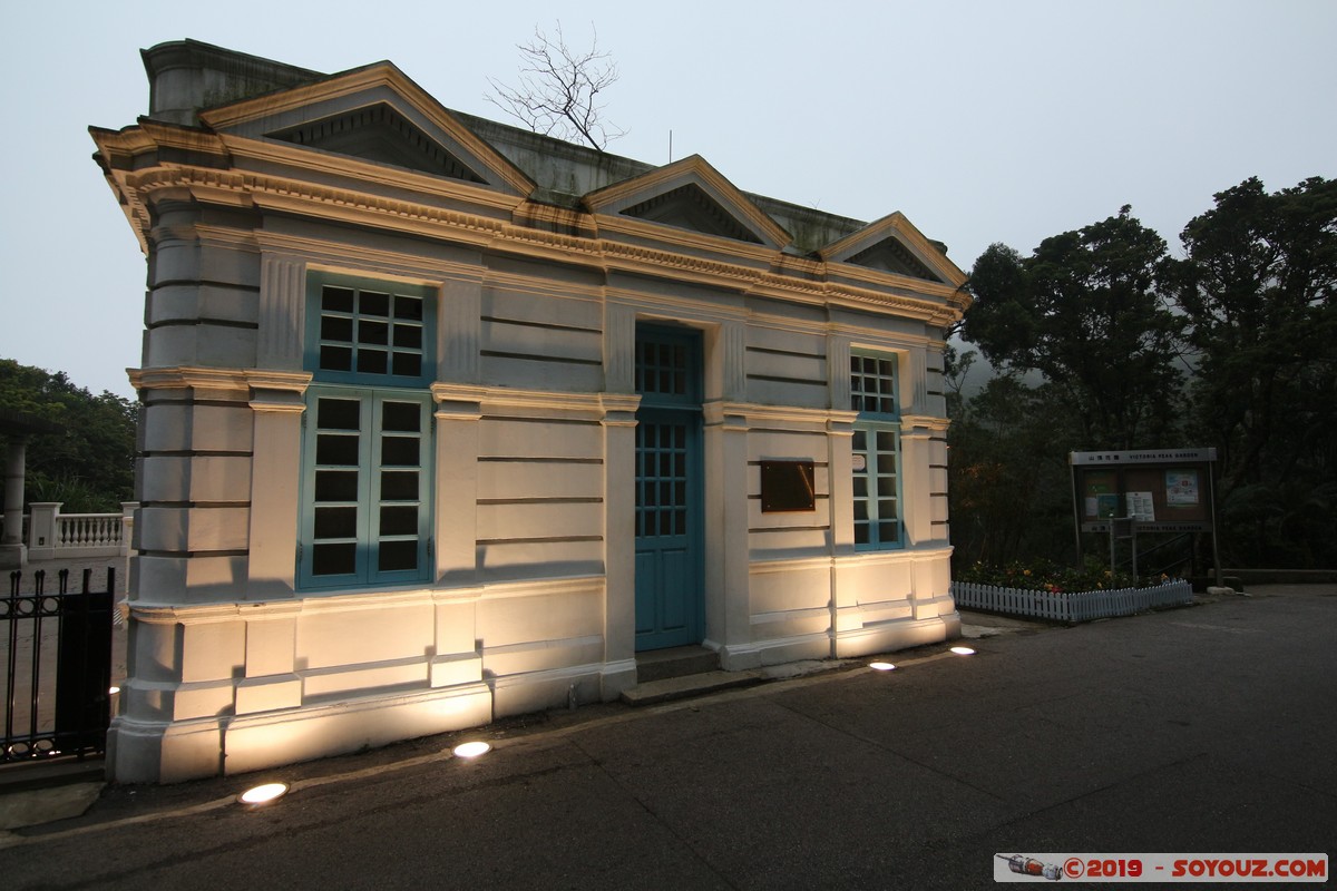 Hong Kong - Victoria Peak - The Mountain Lodge Guard House
Mots-clés: Central and Western geo:lat=22.27432500 geo:lon=114.14575500 geotagged HKG Hong Kong Sheung Wan Victoria Peak Garden The Mountain Lodge Guard House