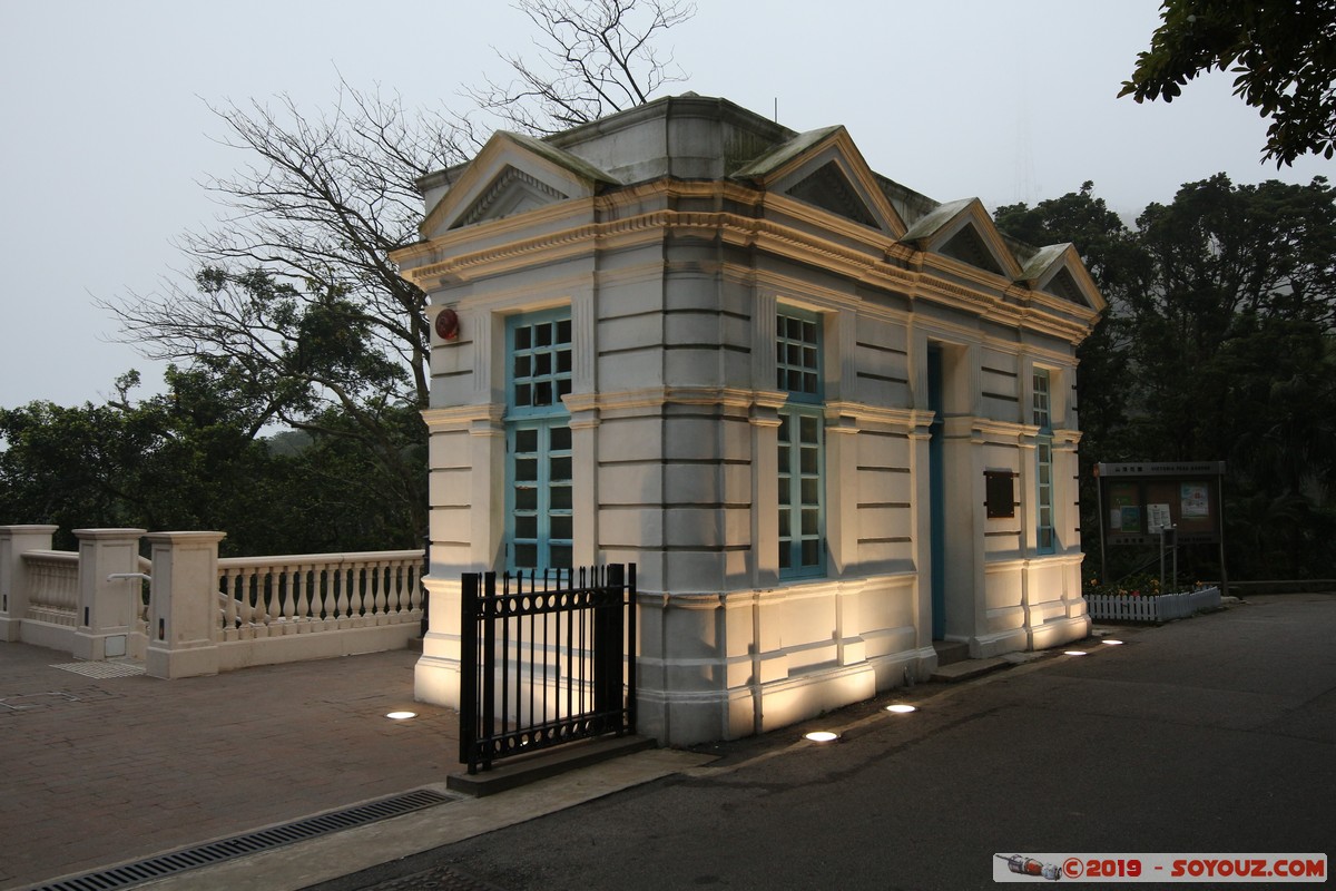 Hong Kong - Victoria Peak - The Mountain Lodge Guard House
Mots-clés: Central and Western geo:lat=22.27438310 geo:lon=114.14584929 geotagged HKG Hong Kong Sheung Wan Victoria Peak Garden The Mountain Lodge Guard House