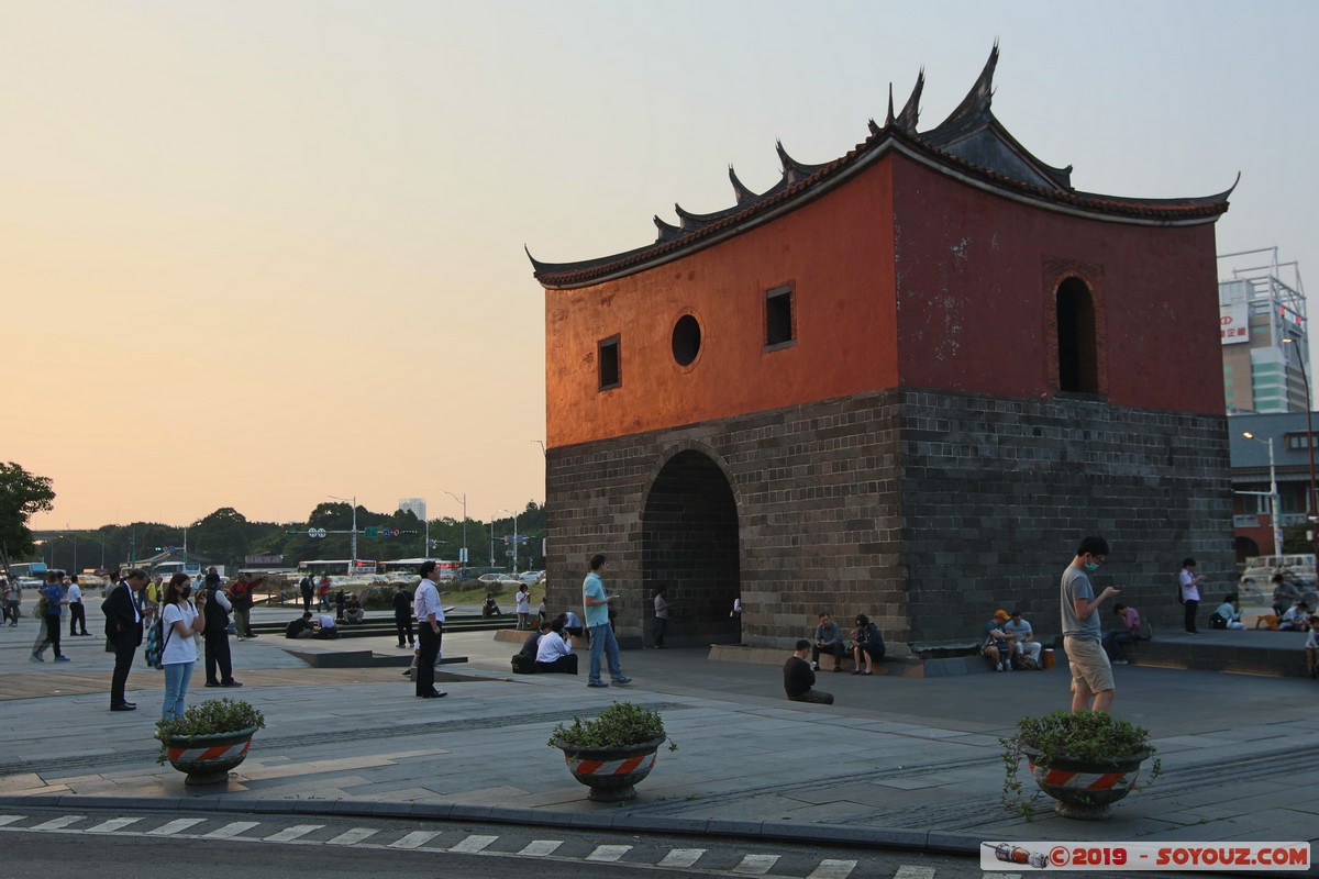 Taipei - Zhongzheng District - The North Gate
Mots-clés: geo:lat=25.04759471 geo:lon=121.51134056 geotagged Taiwan TWN Zhongshan Taipei New Taipei Zhongzheng District The North Gate sunset