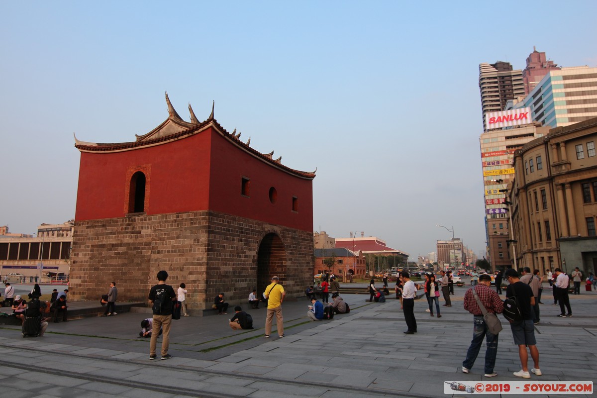 Taipei - Zhongzheng District - The North Gate
Mots-clés: geo:lat=25.04764088 geo:lon=121.51105625 geotagged Taiwan TWN Zhongshan Taipei New Taipei Zhongzheng District The North Gate sunset