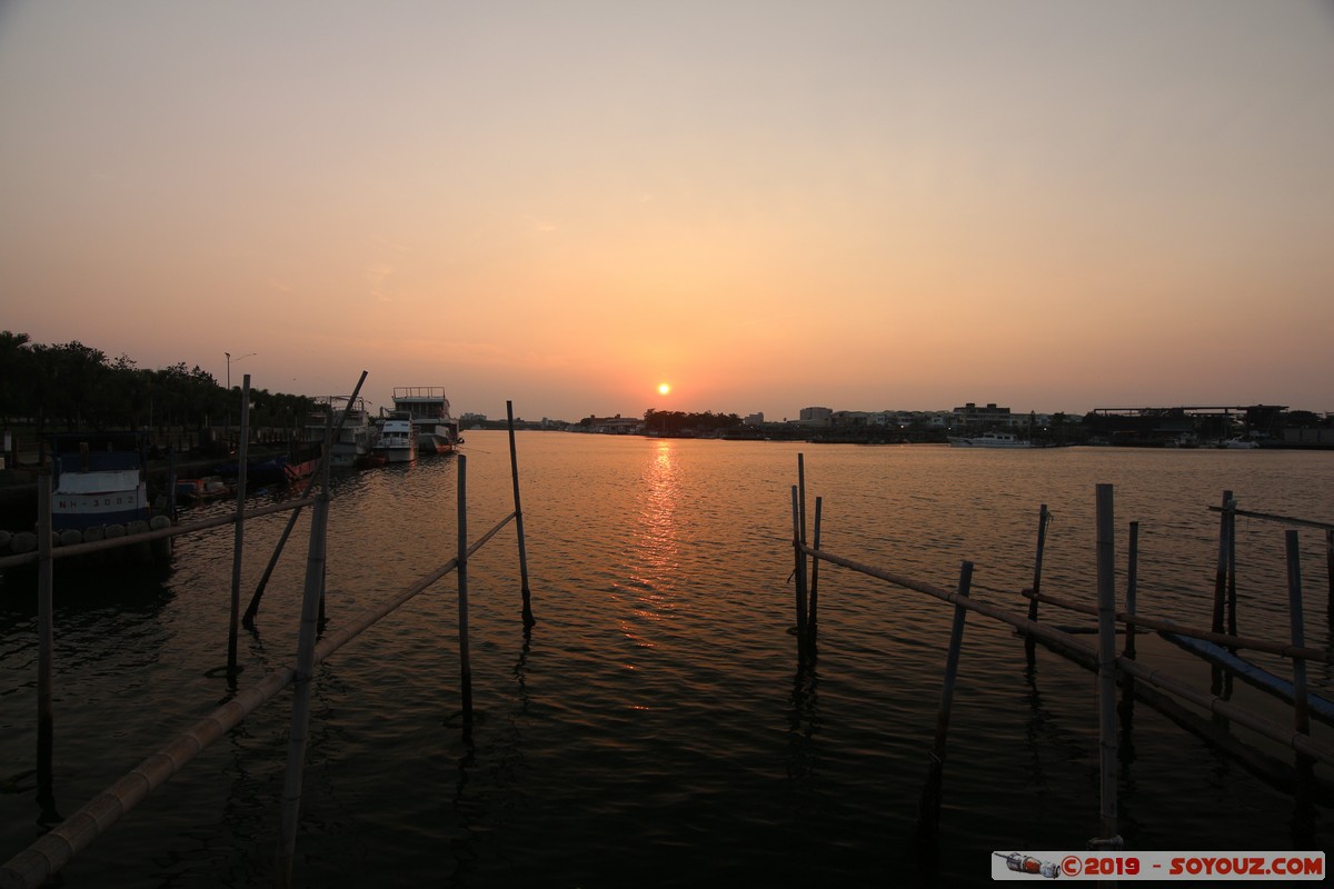 Tainan - Anping Fisherman's Wharf at sunset
Mots-clés: Gangziwei geo:lat=22.99605231 geo:lon=120.16323577 geotagged Taiwan TWN Anping Fisherman's Wharf sunset Mer