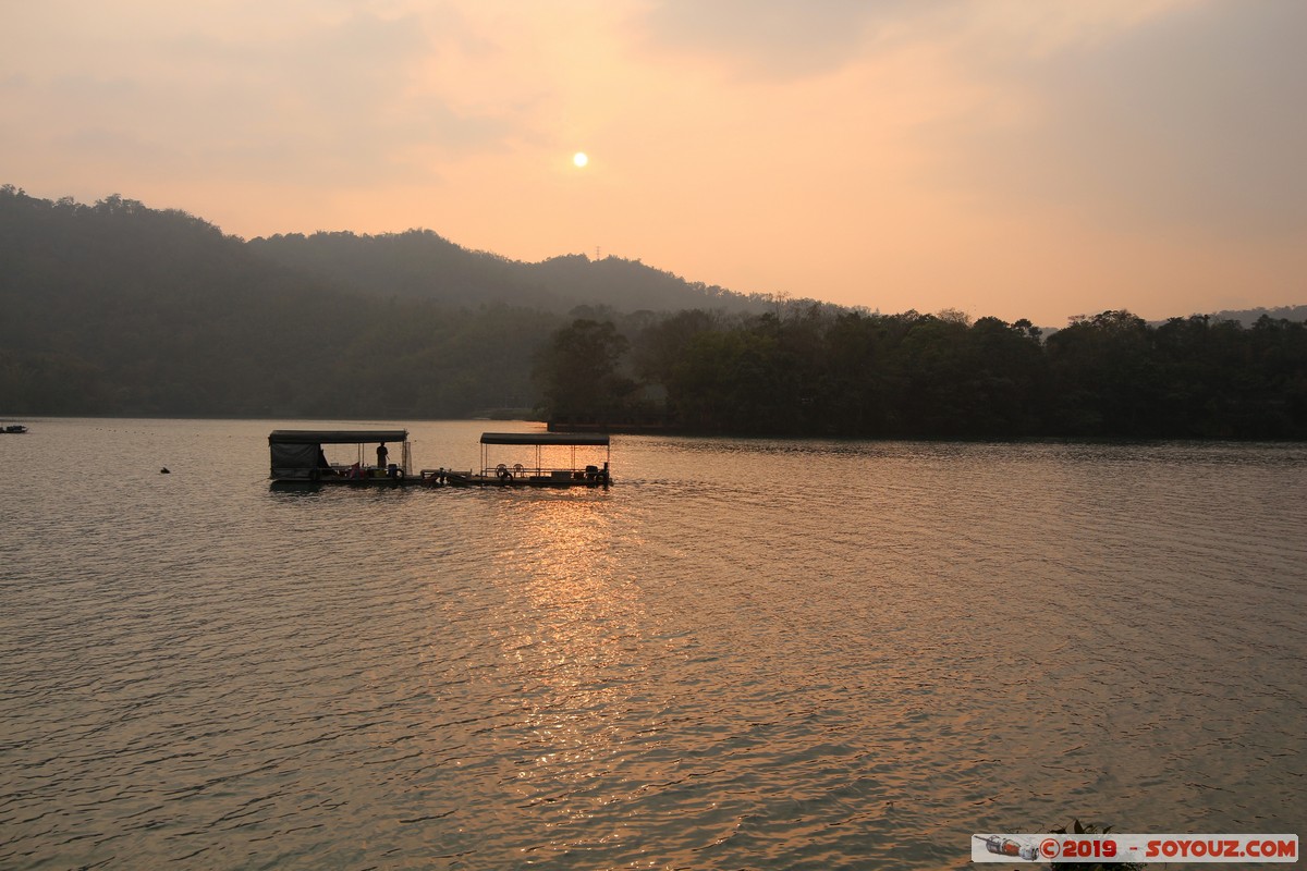 Sun Moon Lake - Shueishe  - Sunset
Mots-clés: geo:lat=23.86254010 geo:lon=120.90642343 geotagged Shuiwei Taiwan TWN Nantou County Sun Moon Lake Shueishe sunset Lac bateau