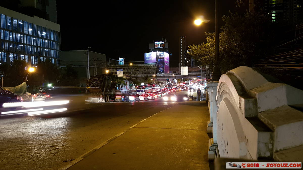 Bangkok by Night - Asok Montri Road
Mots-clés: Bang Rak Bangkok geo:lat=13.74781881 geo:lon=100.56322575 geotagged Rajtaevee THA Thaïlande Nuit voiture