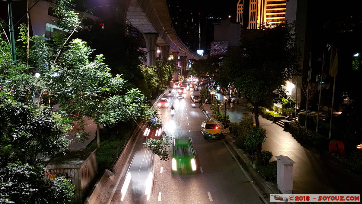 Bangkok by Night - Sukhumvit
Mots-clés: Bang Rak Bangkok geo:lat=13.74245411 geo:lon=100.55193372 geotagged Ratchadamri THA Thaïlande Nuit Sukhumvit voiture