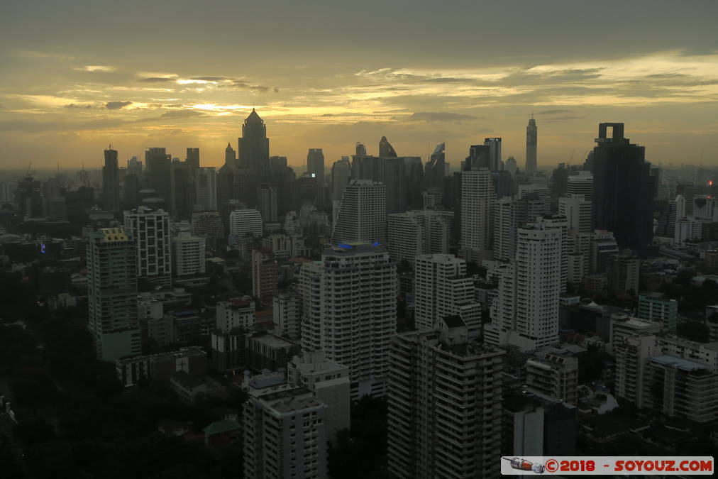 Bangkok - Sunset on the city from 35th Floor
Mots-clés: Bang Rak Bangkok geo:lat=13.73314493 geo:lon=100.56057036 geotagged Sukhumvit THA Thaïlande Column Bangkok Hotel skyscraper sunset Lumiere