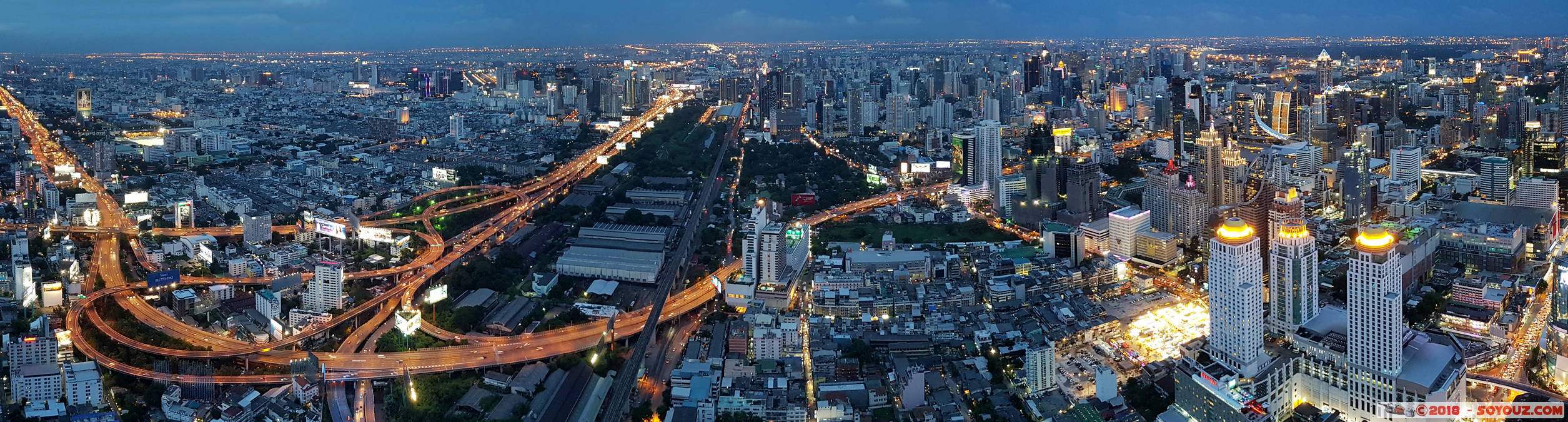 Bangkok by Night - Panoramic from Baiyoke Tower II
Mots-clés: Bangkok Ding Daeng geo:lat=13.75460569 geo:lon=100.54051012 geotagged Makkasan THA Thaïlande Nuit Baiyoke Tower II panorama skyscraper