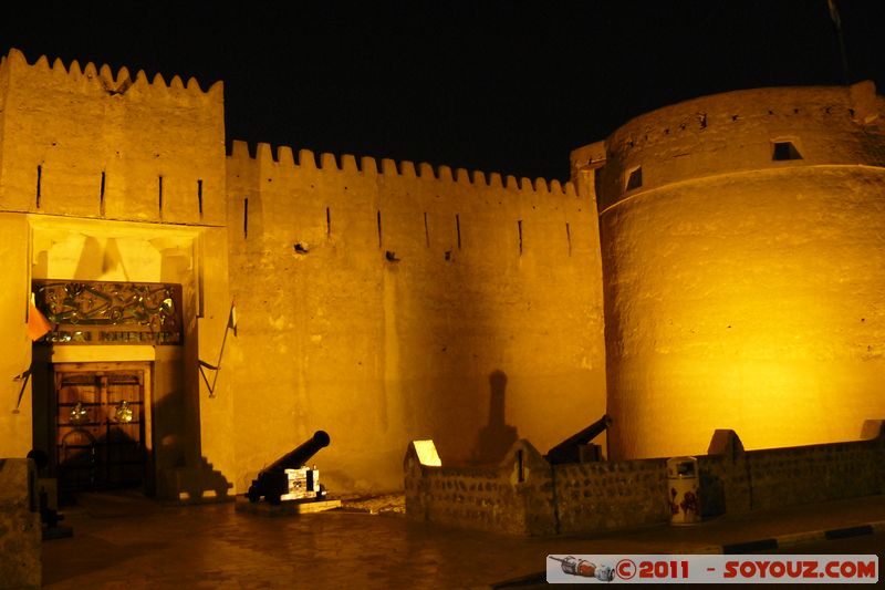 Bur Dubai by night - Dubai Museum (Al-Fahidi Fort)
Mots-clés: Bur Dubai mirats Arabes Unis geo:lat=25.26366247 geo:lon=55.29760462 UAE United Arab Emirates Nuit Dubai Museum