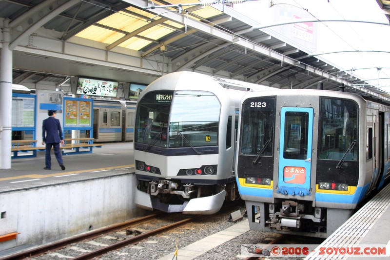 Trains Japonais - train de banlieu
Mots-clés: Trains