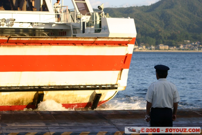 Ferry
Mots-clés: bateau