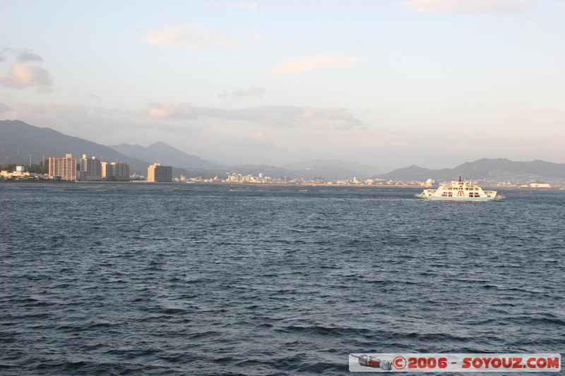 vue sur la cote d'Hiroshima depuis le Ferry
