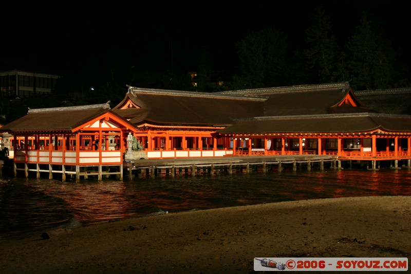 Itsukushima Shrine by night
Mots-clés: Nuit patrimoine unesco