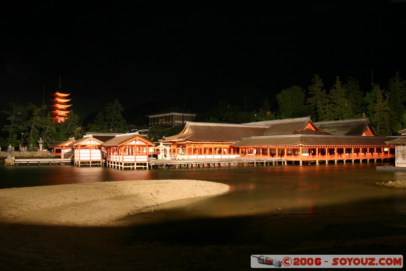 Itsukushima Shrine by night
Mots-clés: Nuit patrimoine unesco