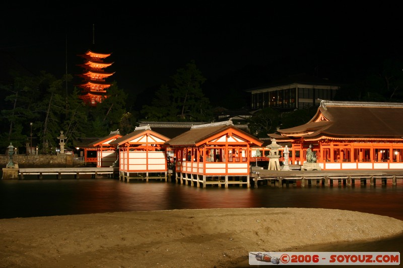 Itsukushima Shrine by night
Mots-clés: Nuit patrimoine unesco