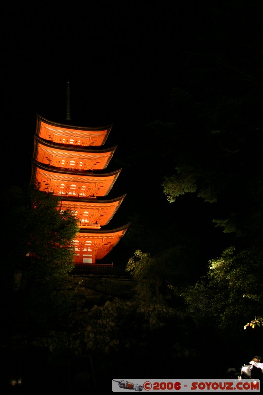 Five storied pagoda by night
Mots-clés: Nuit