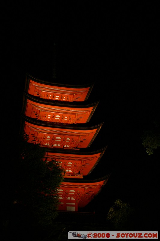 Five storied pagoda by night
Mots-clés: Nuit