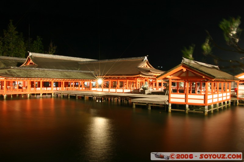 Itsukushima Shrine by night
Mots-clés: Nuit patrimoine unesco