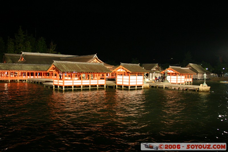 Itsukushima Shrine by night
Mots-clés: Nuit patrimoine unesco