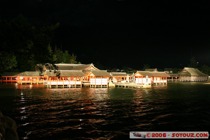 Itsukushima Shrine by night
Mots-clés: Nuit patrimoine unesco
